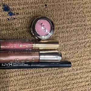 Single eyeshadow 2 lips and a eyeliner